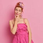 Jaki makijaż do malinowej sukienki