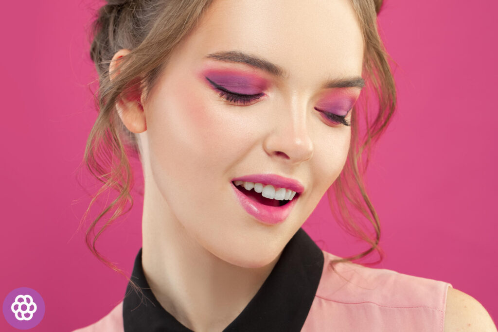Maquillage pour une robe framboise