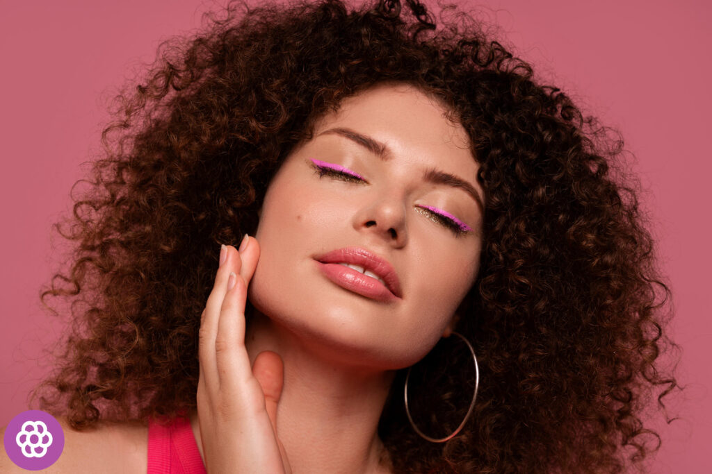 quel maquillage porter avec une robe rose poudré