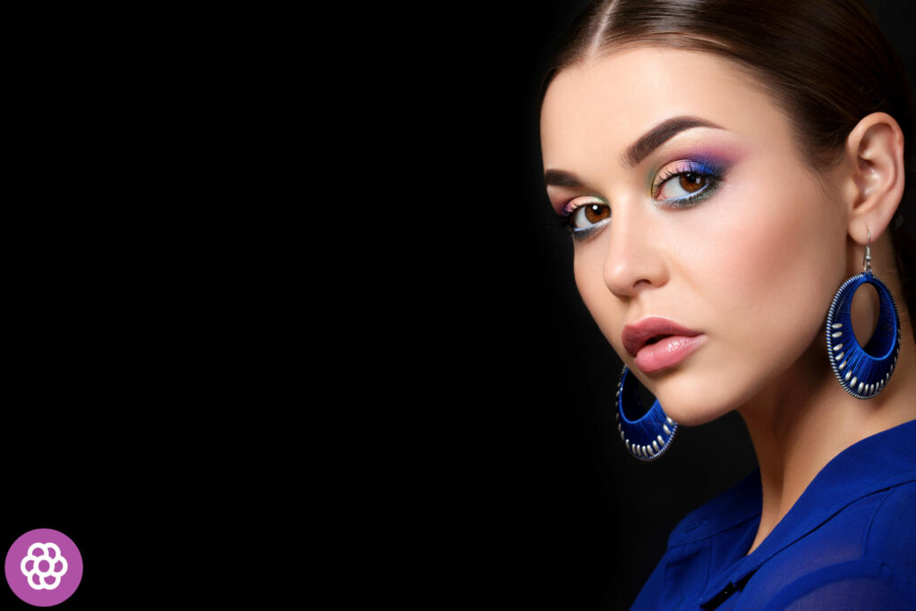 quel maquillage pour une robe bleu marine ?