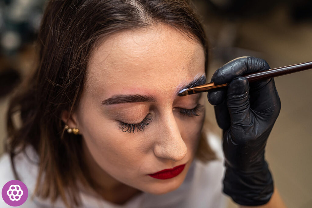 le maquillage permanent des sourcils fait-il mal ?